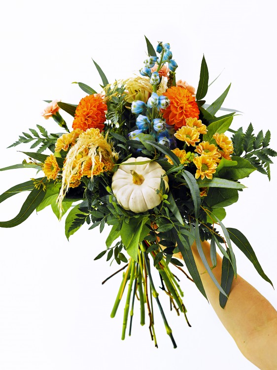 Осенний букет с голубым дельфиниумом и белой мини-тыквой &mdash; Городской букет