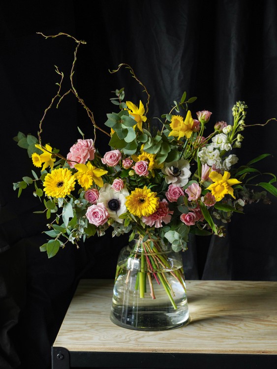 Букет «Марфа» с весенними нарциссами в розовой гамме &mdash; Городской букет