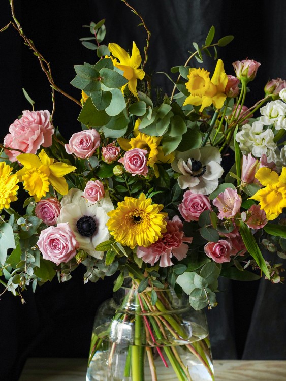 Букет «Марфа» с весенними нарциссами в розовой гамме &mdash; Городской букет