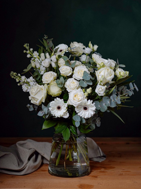 Букет «Оливия» с белоснежными цветами и эвкалиптом &mdash; Городской букет