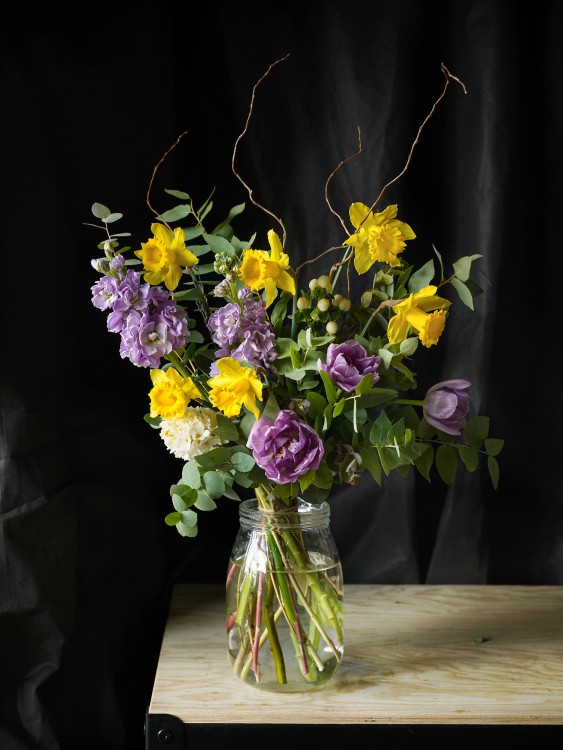 Букет «Ангелина» с весенними нарциссами и сиреневыми цветами &mdash; Городской букет