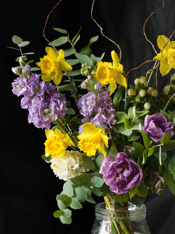 Букет «Ангелина» с весенними нарциссами и сиреневыми цветами &mdash; Городской букет