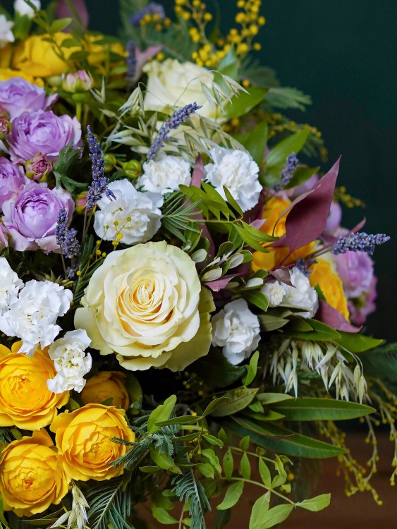 Букет «Сильвия» из желтых и сиреневых пионовидных роз &mdash; Городской букет