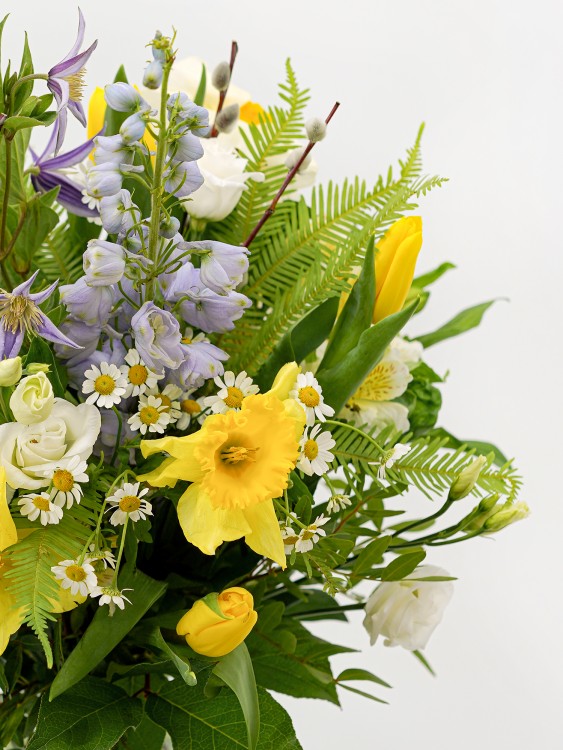 Букет «Ангелина» с нарциссами, нежно-голубыми и сиреневыми цветами &mdash; Городской букет