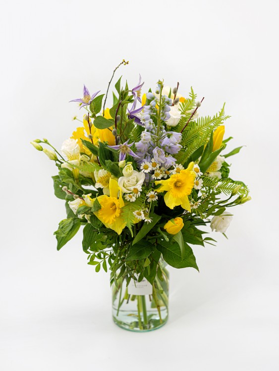 Букет «Ангелина» с нарциссами, нежно-голубыми и сиреневыми цветами &mdash; Городской букет