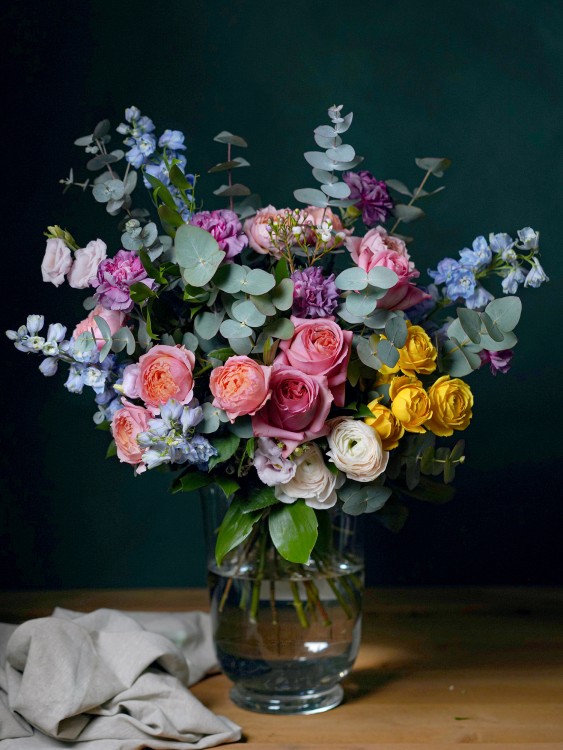 Букет «Элли» с розами и дельфиниумом &mdash; Городской букет