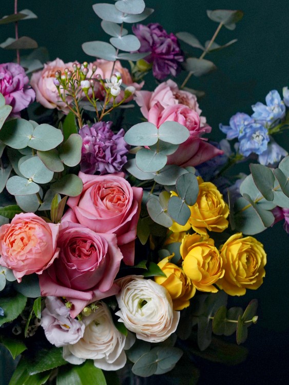 Букет «Элли» с розами и дельфиниумом &mdash; Городской букет