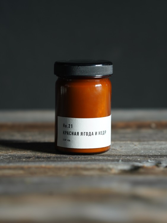 Свеча «Красная ягода и кедр» &mdash; Городской букет