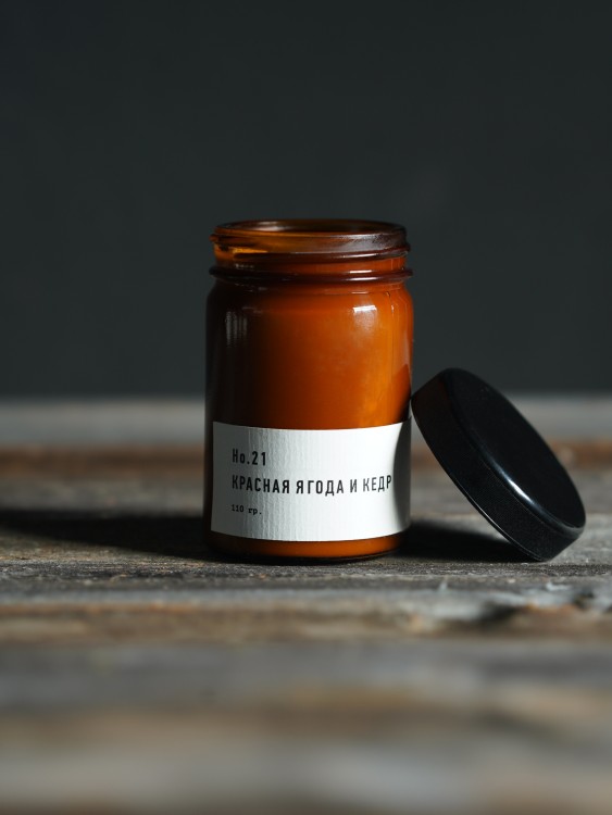 Свеча «Красная ягода и кедр» &mdash; Городской букет