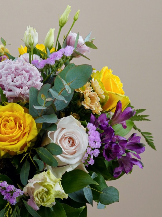 Букет «Юнона» в яркой желто-фиолетовой палитре, с желтыми розами и лавандой &mdash; Городской букет