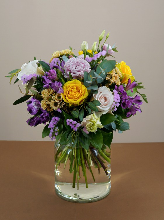 Букет «Юнона» в яркой желто-фиолетовой палитре, с желтыми розами и лавандой &mdash; Городской букет