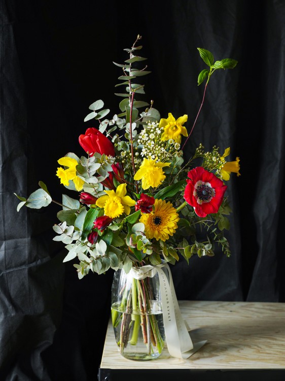 Букет-комплимент «Карла» с весенними нарциссами и красными цветами &mdash; Городской букет