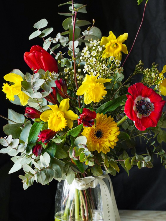 Букет-комплимент «Карла» с весенними нарциссами и красными цветами &mdash; Городской букет