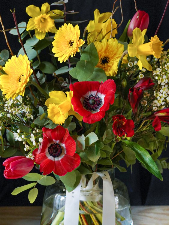 Букет «Марго» с весенними нарциссами и красными цветами &mdash; Городской букет