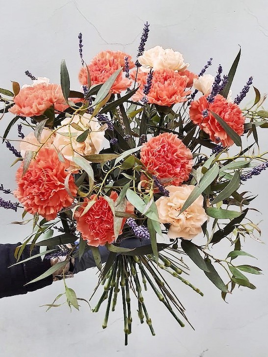 Букет «Соня» из рыжих гвоздик, лаванды и эвкалипта &mdash; Городской букет