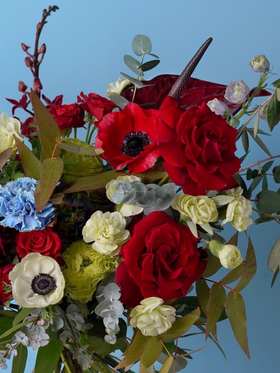 Букет «Вивьен» с красными розами и голубыми гвоздиками &mdash; Городской букет