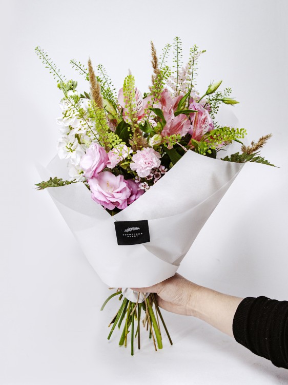 Полевой букет «Дора» с колосьями и нежным лизиантусом &mdash; Городской букет