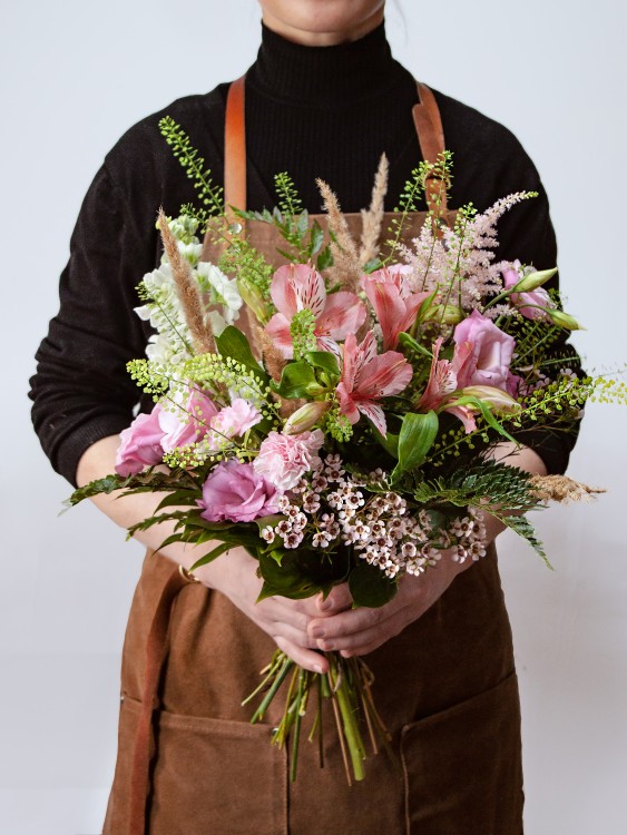 Полевой букет «Дора» с колосьями и нежным лизиантусом &mdash; Городской букет