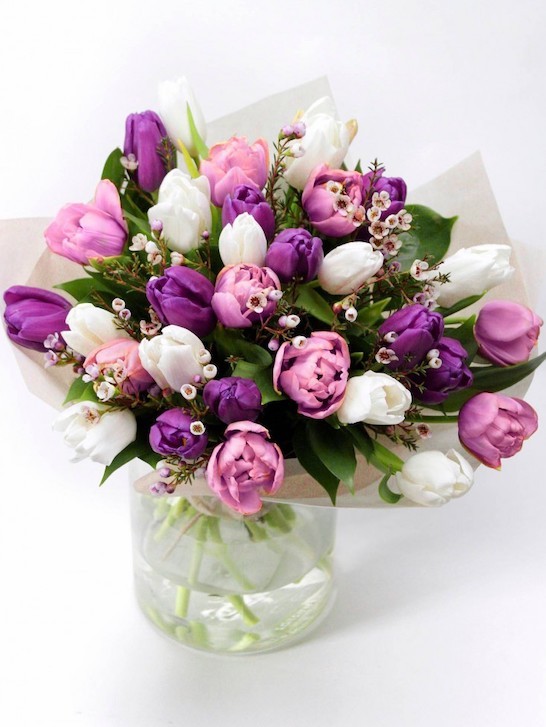 Букет «Риана» из нежно-сиреневого ассорти тюльпанов, от 4250 руб. &mdash; Городской букет