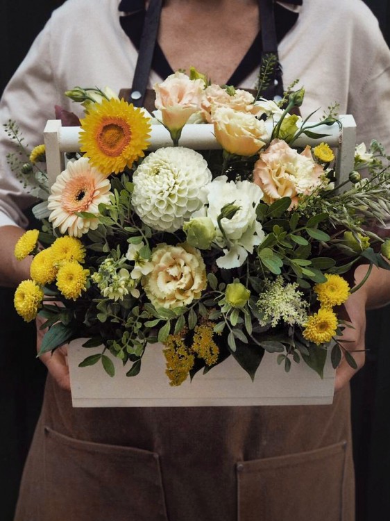 Цветочный ящик «Луи» с белой тыковкой &mdash; Городской букет