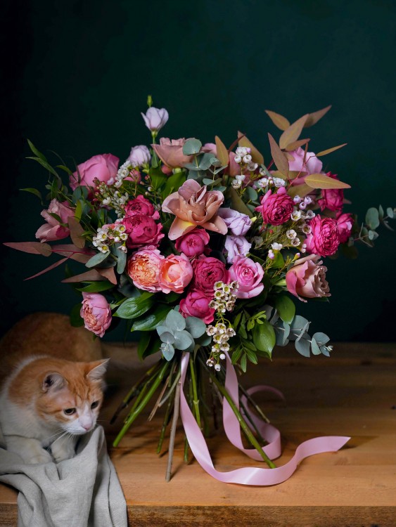 Букет «Даяна» с розами винтажных оттенков и эвкалиптом &mdash; Городской букет