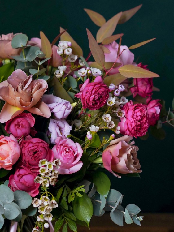 Букет «Даяна» с розами винтажных оттенков и эвкалиптом &mdash; Городской букет