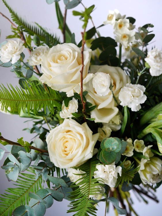 Авторский букет «Лоретта» в освежающей бело-зеленой гамме &mdash; Городской букет