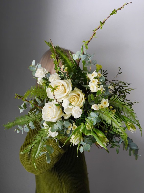 Авторский букет «Лоретта» в освежающей бело-зеленой гамме &mdash; Городской букет