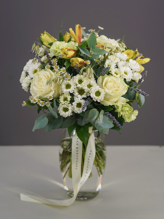 Светлый букет «Тильда» с розами, ромашками и лавандой &mdash; Городской букет