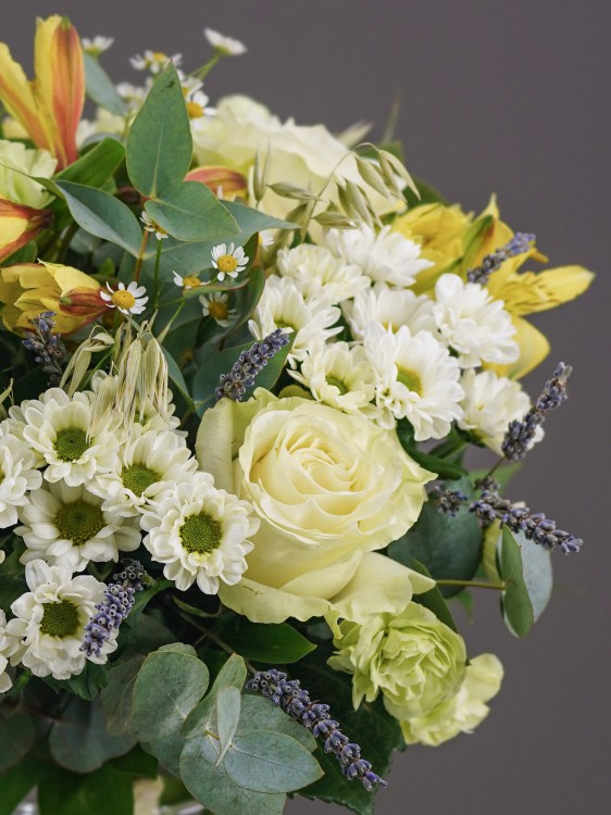 Светлый букет «Тильда» с розами, ромашками и лавандой &mdash; Городской букет