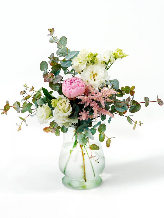 Букет «Лея» с пионами, эвкалиптом и белыми цветами &mdash; Городской букет