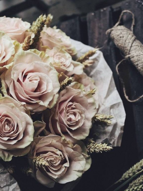 Винтажный букет «Брижит» с нежными розами и колосьями &mdash; Городской букет