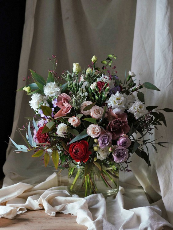 Букет «Утренняя звезда» в бело-сиреневой гамме с красными акцентами &mdash; Городской букет