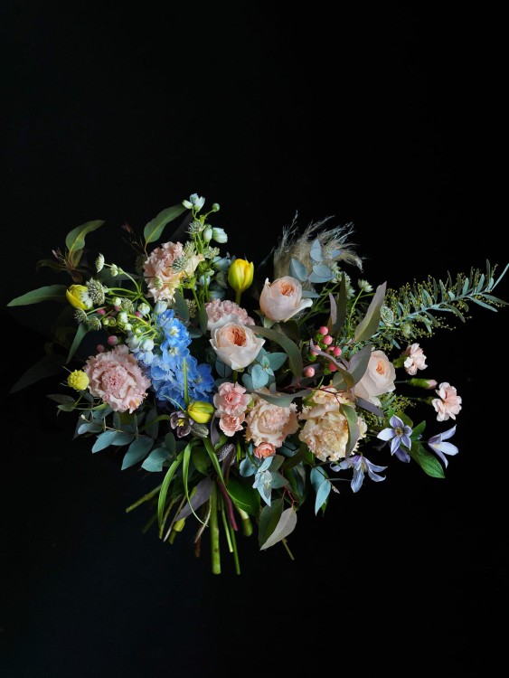 Букет «Нимфа» в очаровательном сочетании нежно-розового и голубого цвета &mdash; Городской букет