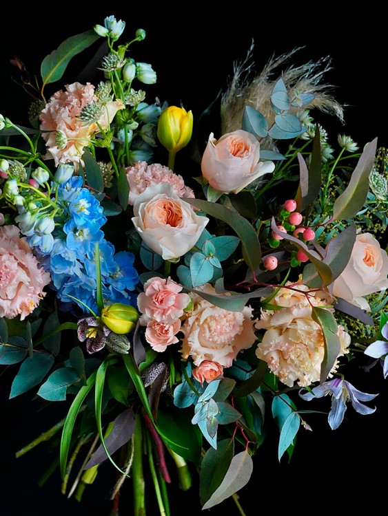 Букет «Нимфа» в очаровательном сочетании нежно-розового и голубого цвета &mdash; Городской букет