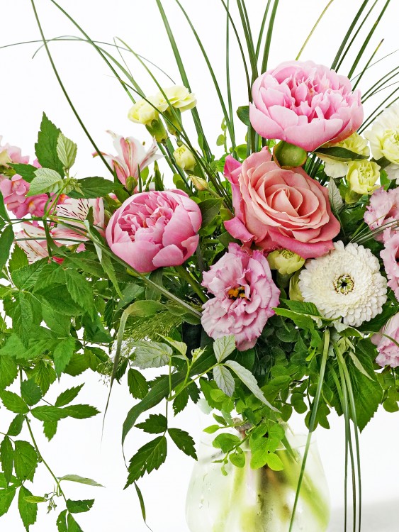 Букет «Анита» с пионами, эустомой и листвой малины &mdash; Городской букет