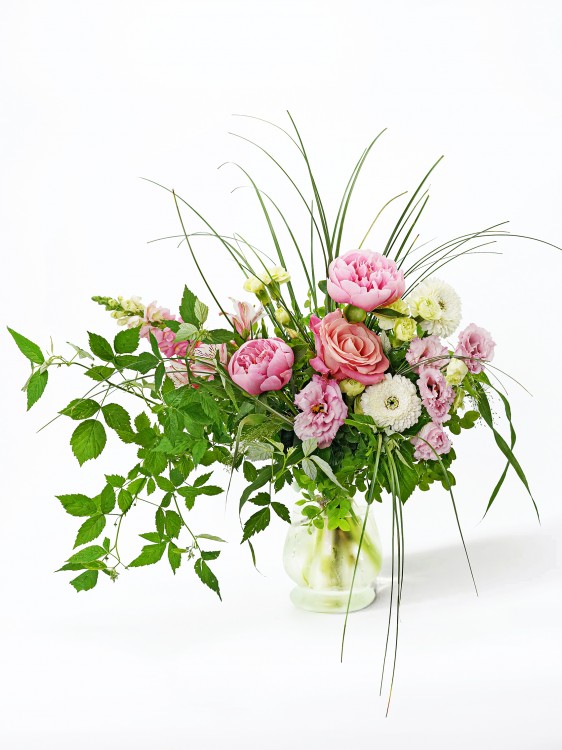 Букет «Анита» с пионами, эустомой и листвой малины &mdash; Городской букет