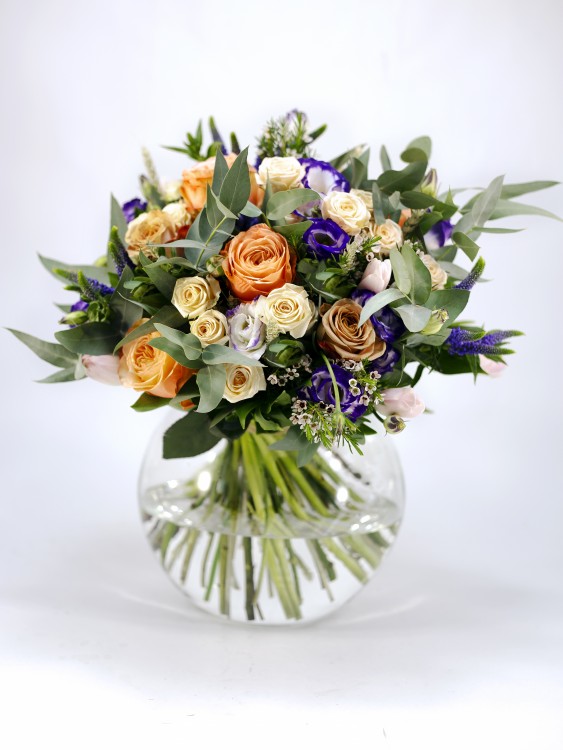 Букет «Хлоя» с кремовыми розами, фиолетовым лизиантусом и эвкалиптом &mdash; Городской букет