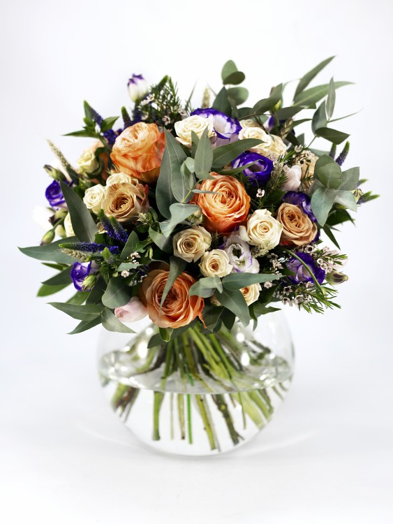 Букет «Хлоя» с кремовыми розами, фиолетовым лизиантусом и эвкалиптом &mdash; Городской букет