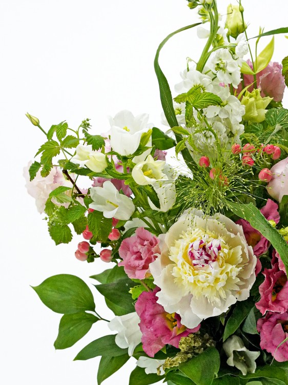 Букет «Майя» с пионами и листвой малины, от 1650 руб. &mdash; Городской букет