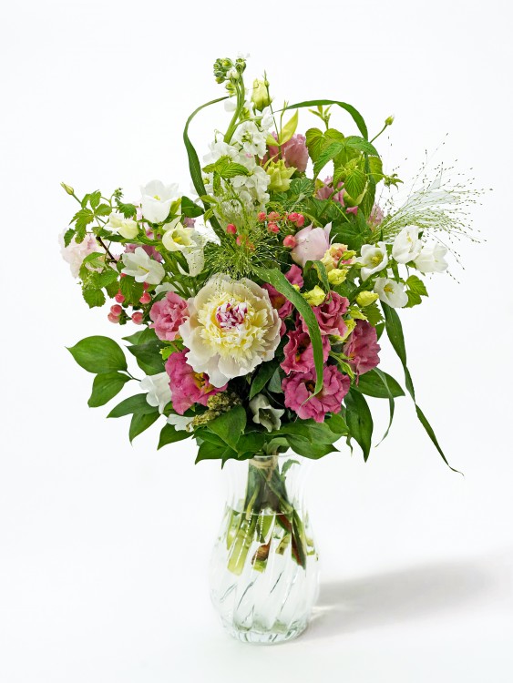 Букет «Майя» с пионами и листвой малины, от 1650 руб. &mdash; Городской букет