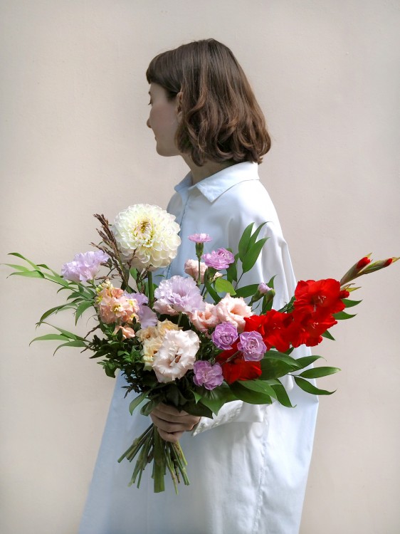 Букет в лавандовой гамме с ярким акцентом &mdash; Городской букет