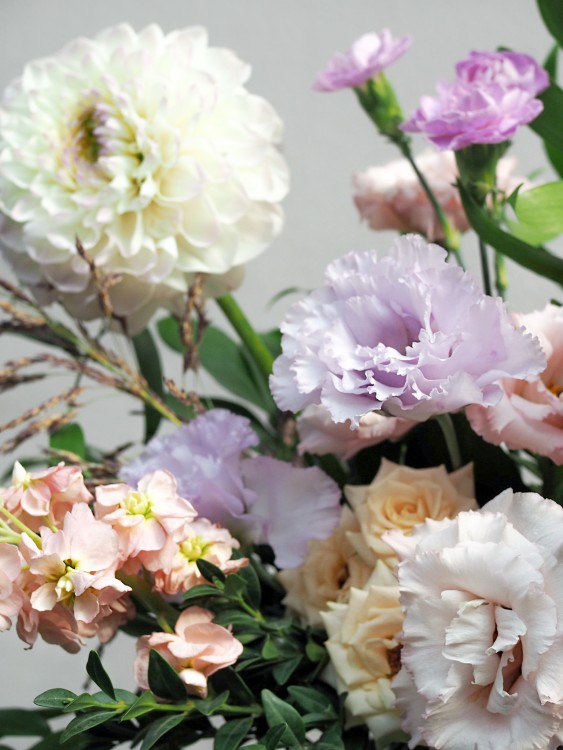 Букет в лавандовой гамме с ярким акцентом &mdash; Городской букет