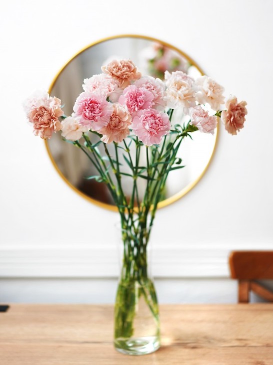 Нежное ассорти букетных гвоздик нежно-розовых оттенков, от 25 шт &mdash; Городской букет