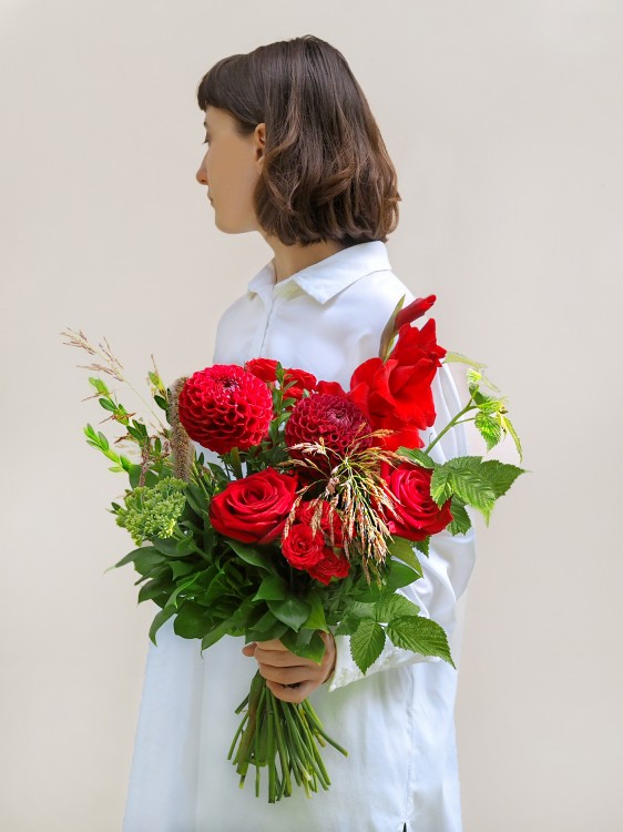 Букет с красными и бордовыми цветами &mdash; Городской букет