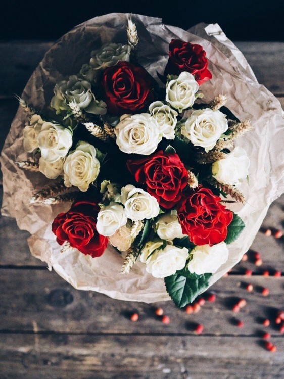 Букет «Амели» красно-белое ассорти роз, с полевыми колосками &mdash; Городской букет