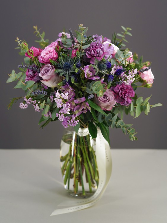 Винтажный букет «Ида» в сиреневой гамме, с лавандой и гвоздиками Гипноз &mdash; Городской букет