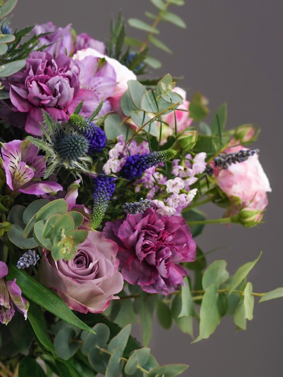 Винтажный букет «Ида» в сиреневой гамме, с лавандой и гвоздиками Гипноз &mdash; Городской букет