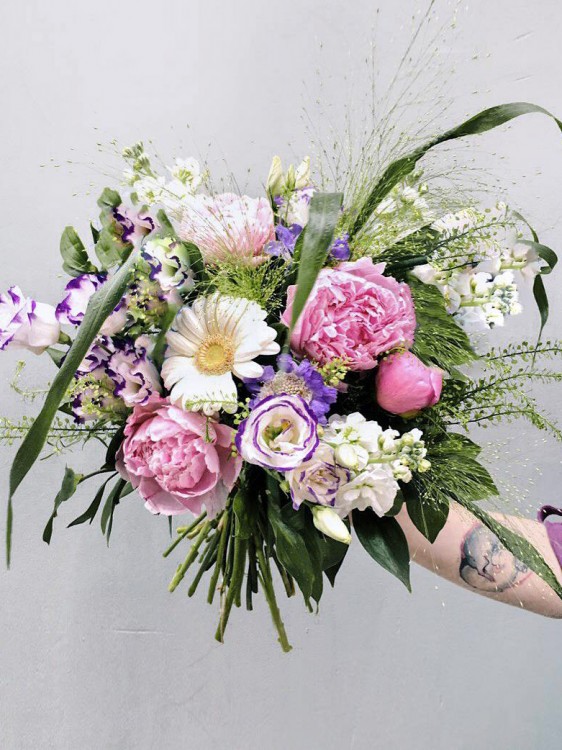 Полевой букет «Хелена» с пионами и нежными гермини, от 2800 &mdash; Городской букет