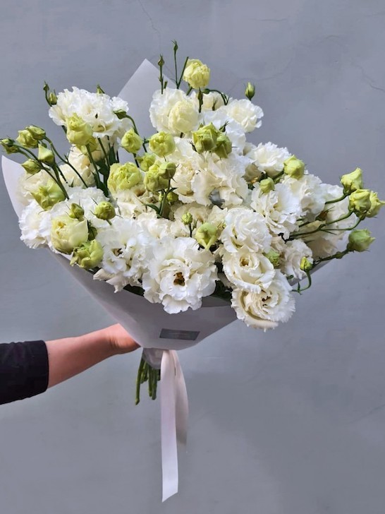 Букет с белой кружевной эустомой, от 3780 руб. &mdash; Городской букет